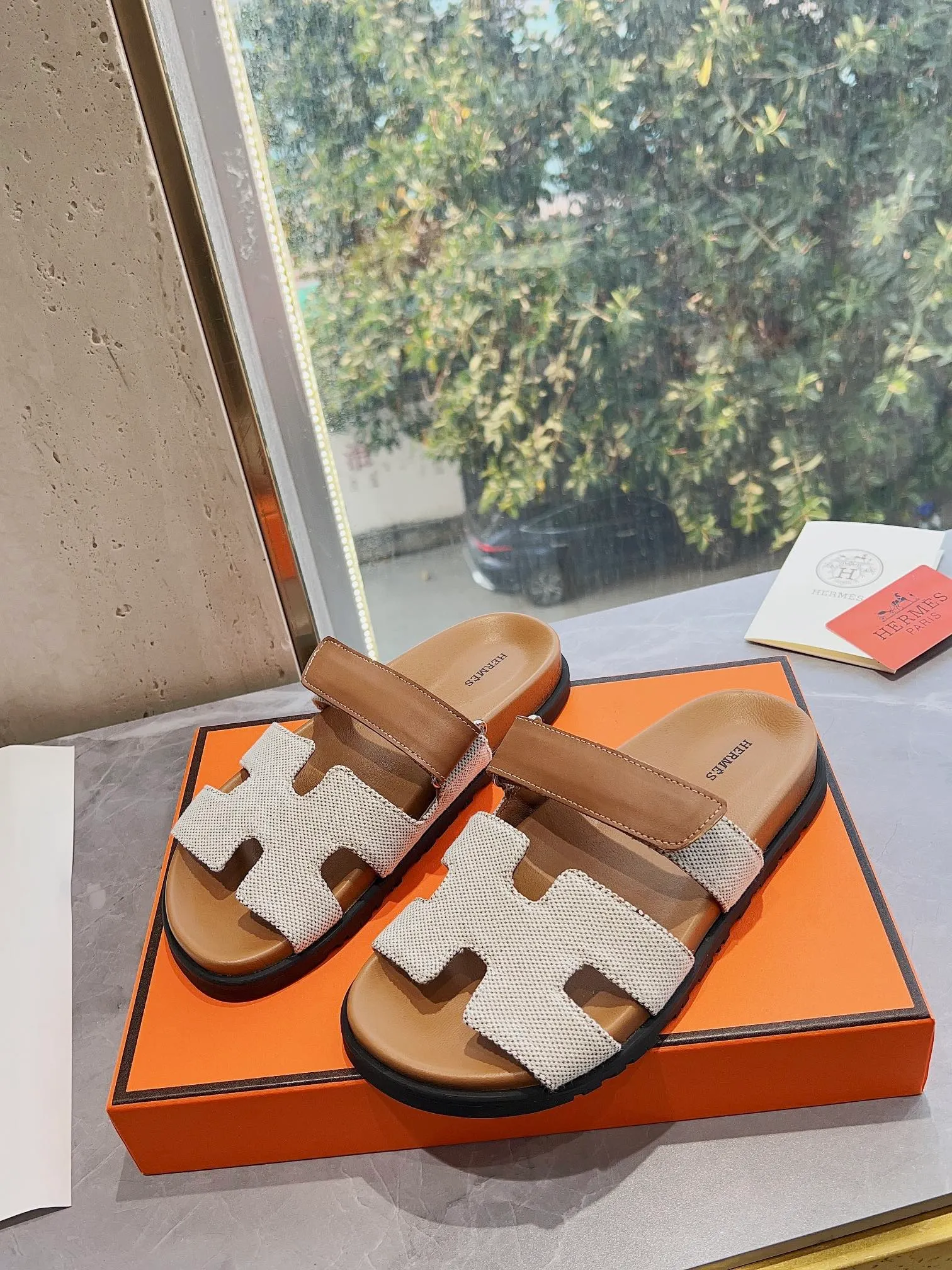 👟👟Ex-factory price 440👟👟 Men's size +10 H family 2024 spring and summer new style HERMES Hermes' recently popular couple's shoes, pig nose angle sandals and slippers, paired with various colorful socks, extremely trendy. Upper lining: imported original material. Outsole: non-slip and wear-resistant outsole. Size: Female 35-42 (40/42 non-returnable and non-exchangeable) Men’s size: 39-45 (45 is non-refundable and non-exchangeable)